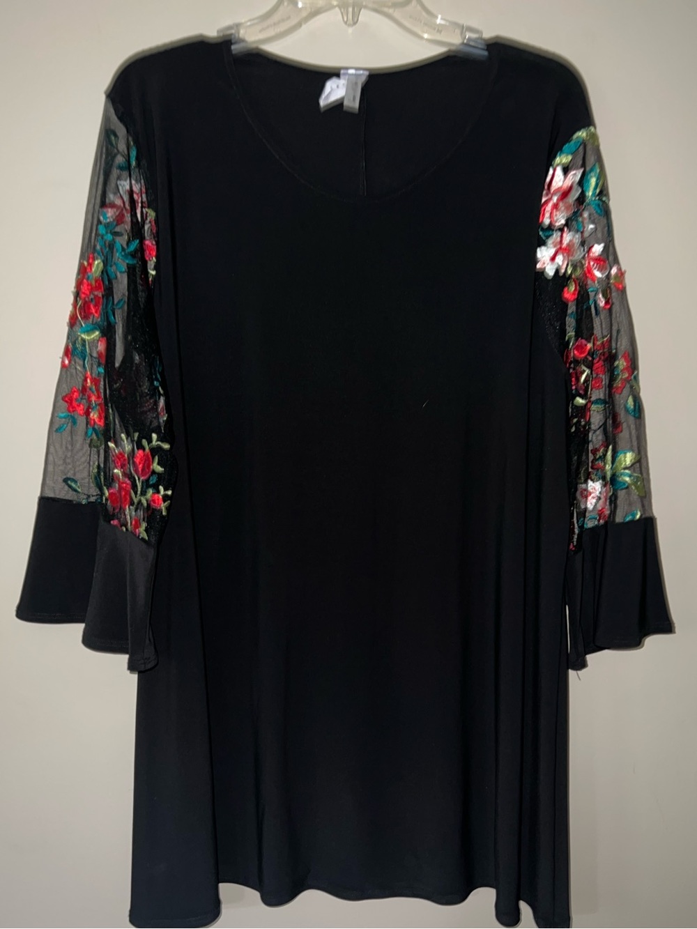 Women’s Come & See Black Tunic w/  Embroidered Floral Sleeves - 2XL Gently Worn